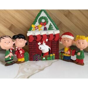Peanuts Gang United Inc Fireplace Scene Table Piece Snoopy 9.5”x6”